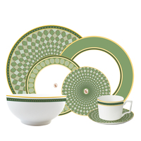 Service de table en céramique de luxe avec bordure dorée, motif géométrique cygne vert émeraude, assiettes en porcelaine fine personnalisées, tasses à thé et soucoupes