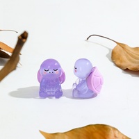 Vente en gros de figurines en résine de tortues mignonnes assises et en voyage, pendentifs en résine de tortues, breloques en résine d'animaux phosphorescentes