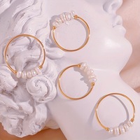 Bague élégante en acier inoxydable plaqué or 18 carats avec perle d'eau douce, coupe princesse, tendance, luxe accessible, populaire à l'international