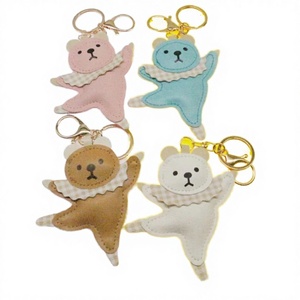 Lindo y divertido llavero de cuero con colgante de oso de peluche bailarín con bufanda y estampado UV - Product Image 1