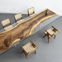 Table de salle à manger artisanale en bois massif de noyer à bord naturel, avec résine époxy, style moderne et durable
