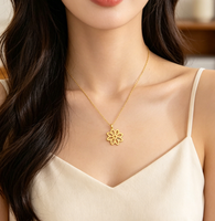 Collier pendentif fleur de lotus délicat en acier inoxydable plaqué or 18 carats, étanche, avec breloque florale creuse pour femme
