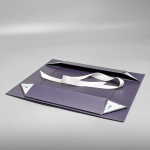 Boîtes d'emballage personnalisées, logo de luxe, carton recyclé, boîte pliante noire pour vêtements, boîtes cadeaux magnétiques, laminage mat, éponge - Product Image 5
