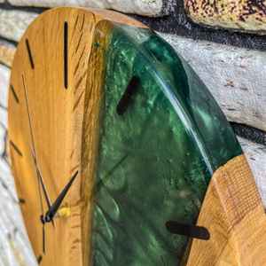 Reloj de Pared Decorativo de Resina y Madera, Hecho a Mano, Duradero, Funcional, Elegante y Estilizado, Perfecto para el Dormitorio - Product Image 5