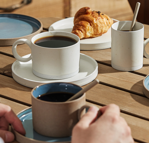 Vente en gros de tasses à café en céramique bleue au design unique et original avec soucoupe |   Mug en grès rustique avec anse en anneau pour achat en gros - Product Image 2