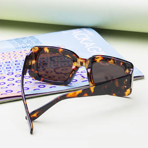 Lunettes de soleil tendance pour femmes, monture carrée de petite taille, protection UV400, verres en PC, style européen tendance pour la protection solaire et les voyages - Product Image 1