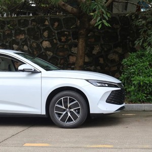 Nuevo diseño en stock Alta calidad 5 asientos sedán híbrido 2024 BYD Qin L DM-i 120KM coche híbrido enchufable a la venta barato - Product Image 5