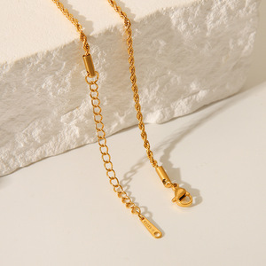 Pendentif cœur lisse tendance en acier inoxydable plaqué or 18 carats Collier ras du cou à chaîne torsadée pour la Saint-Valentin - Product Image 5