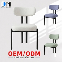 Chaise de salle à manger moderne DM, assise ronde en lin crème, structure tubulaire noire mate, dossier fendu, couleur personnalisée OEM, vente en gros