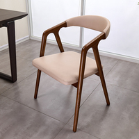Ensemble table et chaises de salle à manger en bois massif de style nordique avec pieds en bois recyclé pour les intérieurs rustiques modernes