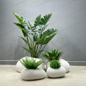Maceta Simple, Minimalista y Moderna de Fibra de Vidrio y Óxido de Magnesio con Accesorios de Alocasia de Terciopelo Verde Realista - Product Image 3