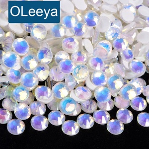 Strass en verre Oleeya à dos plat, en vrac, SS3, couleurs opale lumineuses, strass qui brillent dans le noir, cristaux en verre pour la décoration et l'art DIY - Product Image 1