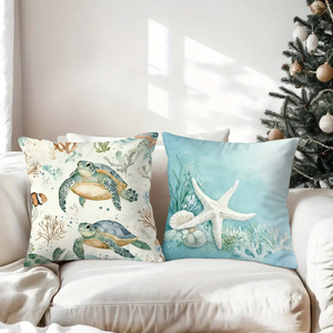 海をテーマにした投げ枕。カメ、タツノオトシゴ、ヒトデ、貝殻が描かれ、海岸の家の装飾に最適です。 - Product Image 3