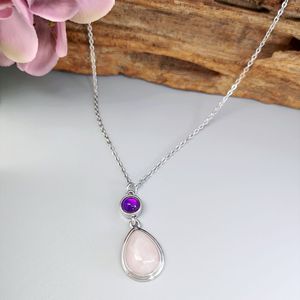 Collana con ciondolo a texture rosa e bianca, regalo di gioielli retrò da donna - Product Image 6
