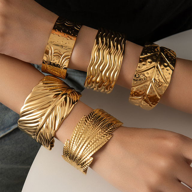 Trendy 18K Gold Plated Stainless Steel Bangle Elegant Chunky Leaf Texture Cuff Bracelet Aesthetic Statement Jewelry for Women