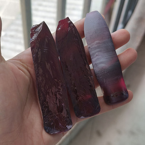 Matière première synthétique non coupée 8 #   Rubis brut de couleur rouge foncé créé en laboratoire pour la fabrication de pierres précieuses - Product Image 4