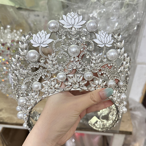 Corona da sposa Amelie con strass AB e perle, design a loto, per la gara di bellezza Miss Universo Globale. - Product Image 3