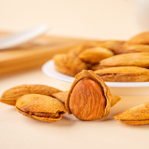 Almendras Orgánicas Premium de California |   Frutos Secos Enteros Tostados Sin OGM al por Mayor para Hornear y Comer - Product Image 1