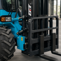 Chariot élévateur tout-terrain robuste 4x4 avec gros pneus pour terrain boueux et chantier agricole
