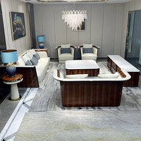 Ensemble de canapés en cuir véritable de luxe italien en forme de U, style moderne et simple, avec placage de bois rouge haut de gamme pour villa.