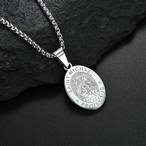 Collier avec pendentif ovale gravé de l'archange Michel plaqué or 18 carats, imperméable, de la marque Dina Fashion, pour homme - Product Image 4