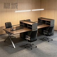Bureau de travail moderne et simple pour employés, avec écran, casier et cloison, poste informatique pour employés