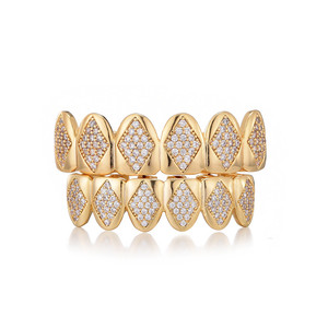 NUOVO Set di Grillz per Denti in Oro Bianco 18K con Micro-Pavé di Zirconi Cubici, Personalizzabile, per 6 Denti Superiori e Inferiori - Product Image 6