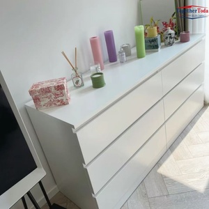 Commode rectangulaire en bois blanc avec plusieurs tiroirs pour le rangement dans le salon, durable, écologique, design moderne - Product Image 5