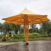 Structure de parasol moderne vert forêt à poteau unique avec membrane tendue, pavillon pare-soleil cantilever pour piscine, parc aquatique, hôtel, etc.