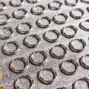 Joyería minimalista, pendiente geométrico chapado en oro de 18 quilates, joyería de moda, pendientes de aro gruesos de forma redonda irregular hueca - Product Image 2