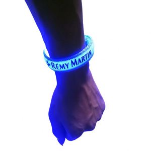 สายรัดข้อมือ LED แบบกำหนดเองสำหรับโปรโมชั่น พร้อมระบบสั่นสะเทือนเมื่อได้รับเสียง แสงสว่างเรืองแสง ทำจากผ้า เหมาะสำหรับงานเทศกาลและงานปาร์ตี้ - Product Image 6