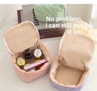 Pochette de maquillage en polyester matelassé avec logo personnalisé, fermeture à glissière, taille moyenne, organiseur de cosmétiques de voyage, pour femmes, vente en gros