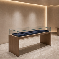 Ensemble d'agencements de présentation pour bijouterie en bois de noyer et bleu marine avec vitrine murale cintrée