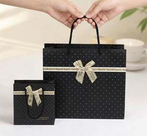 Sac de shopping en papier kraft mat de luxe avec logo personnalisé imprimé, sac cadeau pour vêtements avec poignées en ruban de corde - Product Image 4