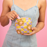 Sac de maquillage matelassé en polyester écologique, motif fleurs, en provenance de bouteilles recyclées, pochette tendance et gonflée – Grande Vente