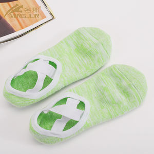 Youth Barre Grippy Invisible Calze Antiscivolo Pilates Calcetines Low Cut Anti Slip Yoga Calcetines tobilleros con logotipo en la parte inferior - Product Image 3