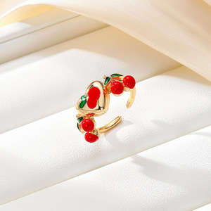 Bague en forme de cerise plaquée or avec résine époxy rouge micro-incrustée, bijoux de fête pour femme - Product Image 3