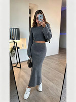 Ensemble deux pièces en tricot pour femme 2026 – Pull court épaules dénudées et jupe longue – Collection automne-hiver – Ensemble coordonné deux pièces assorti