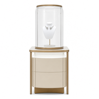 Table de présentation de bijoux en verre incurvée aux coins arrondis, corps beige, cadre en métal brossé doré pour magasin de détail et vente en gros