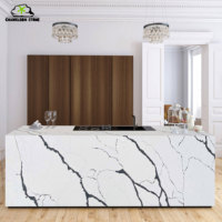 Dalle de marbre artificiel Calacatta en quartz de grand format poli 2,4x1,2m pour une utilisation moderne à l'intérieur de la maison, plan de travail de cuisine, usage commercial