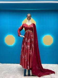 Robes pour femmes Costume droit en rayonne et coton avec Dupatta pour vêtements de fête de l'exportateur et du fabricant indiens - Product Image 5