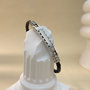 <span class=keywords><strong>Bracelet</strong></span> en <span class=keywords><strong>cuir</strong></span> tressé simple pour <span class=keywords><strong>homme</strong></span> en acier inoxydable <span class=keywords><strong>bracelet</strong></span> en <span class=keywords><strong>cuir</strong></span> noir de luxe gravé personnalisé - Product Image 3