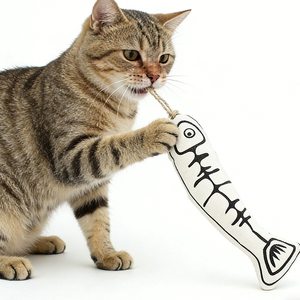 Jouet pour chat en forme de poisson à la catnip, personnalisable avec logo, vente en gros - Product Image 2
