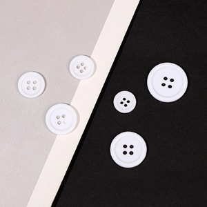 Botones de resina ecológica de dos agujeros con forma de corazón y diamante, decoración de cuentas <span class=keywords><strong>en</strong></span> blanco y negro, cierres de costura para camisas, pantalones y trajes de negocios. - Product Image 2