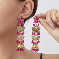 Boucles d'oreilles Jhumka dorées antiques avec perles et clochettes rose vif, bijoux pendantes de style chandelier indien Bollywood pour mariée et soirée, pour femmes