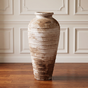 Vase de sol rustique en terre cuite rayé, un grand vase en argile blanche avec un design rayé antique méditerranéen, pour la décoration intérieure - Product Image 2