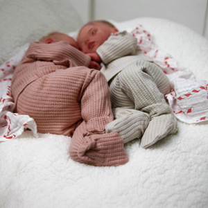 Yeezwood - Muñecas <span class=keywords><strong>Reborn</strong></span> Realistas de 18 Pulgadas, Gemelos con Cuerpo de Tela Suave, Bebés Gemelos Realistas de Silicona, Juguetes - Product Image 4