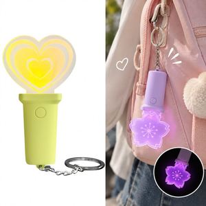 Llavero Personalizado con Mini Barra de Luz LED RGB, Cambia de Color, Acrílico Brillante, para Regalos de Fans de Kpop, Colgante para Bolsos - Product Image 1