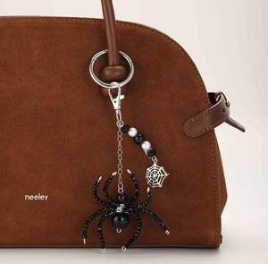 Personalización realista detallada Cadena <span class=keywords><strong>de</strong></span> cuentas adornado araña Horror colección plata <span class=keywords><strong>telaraña</strong></span> columpio lindo llaveros bolsa encantos - Product Image 2