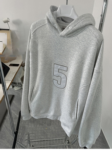Sudadera con Capucha Oversize Corta en Gris Jaspeado con Estampado del Número 5, Estilo Casual Urbano para Hombre - Product Image 3